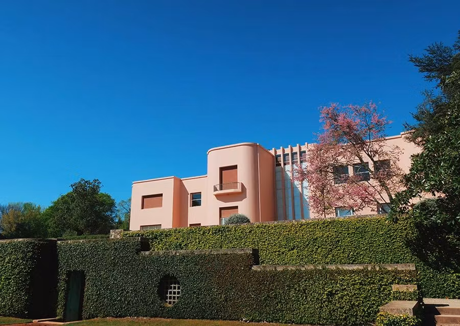 Además del museo y el parque, no olvides visitar la Villa Serralve, un ejemplo de Art Déco de los años 30.