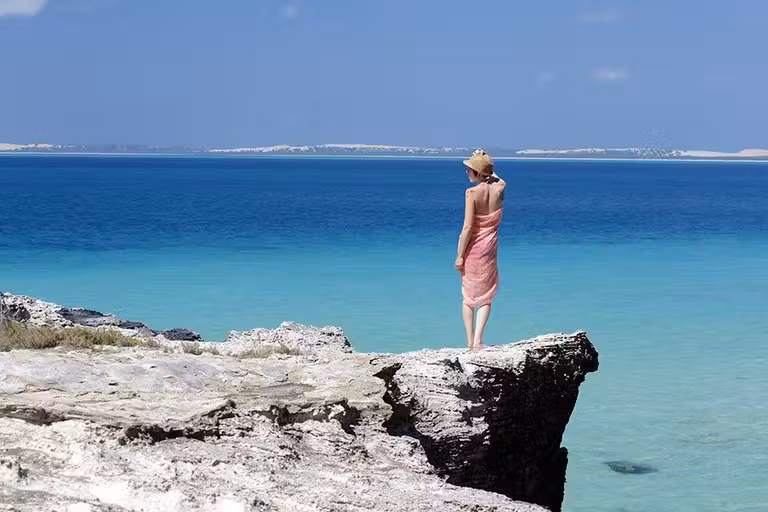Viajera en la isla de Santa Carolina, del archipiélago de Bazaruto.