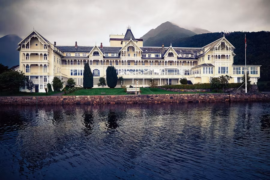 El hotel Kviknes está situado en Balestrand.
