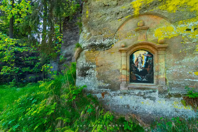 Capilla de piedra en el Parque Nacional Suiza Bohemia.