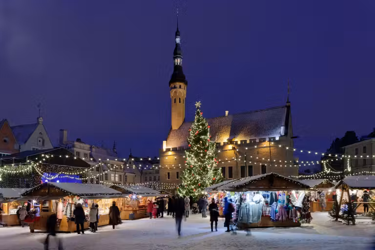 Mercado de navidad de Tallin por la noche