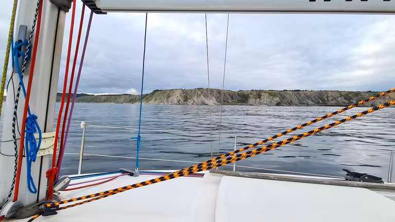 Desde el mar se puede observar el flysch.