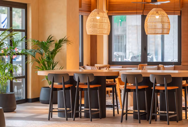 Zona de encuentro y coworking del Novotel Valencia Lavant.