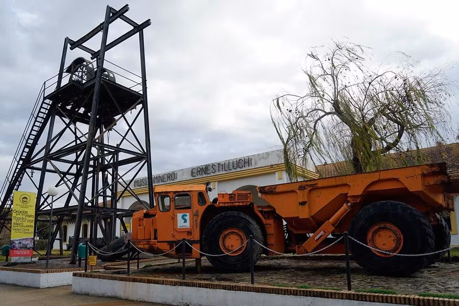 museo minero con una torre negra de un pozo