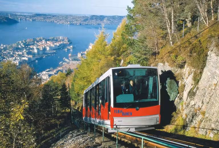 Este funicular sube al monte Fløien, desde donde se obtienen bonitas vistas de Bergen.