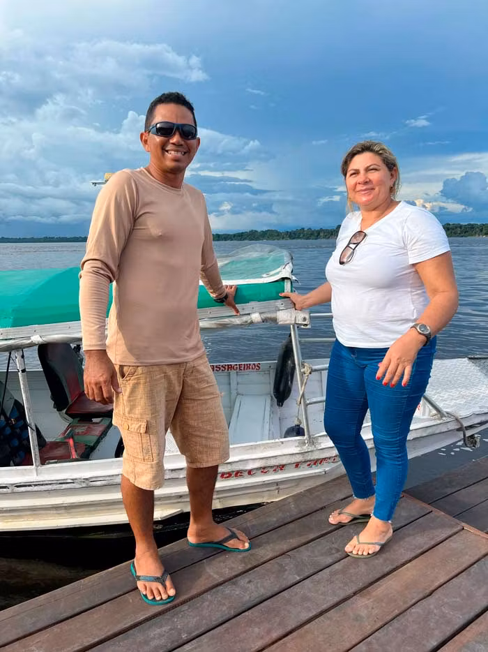 Divina Viana y el conductor de la lancha.