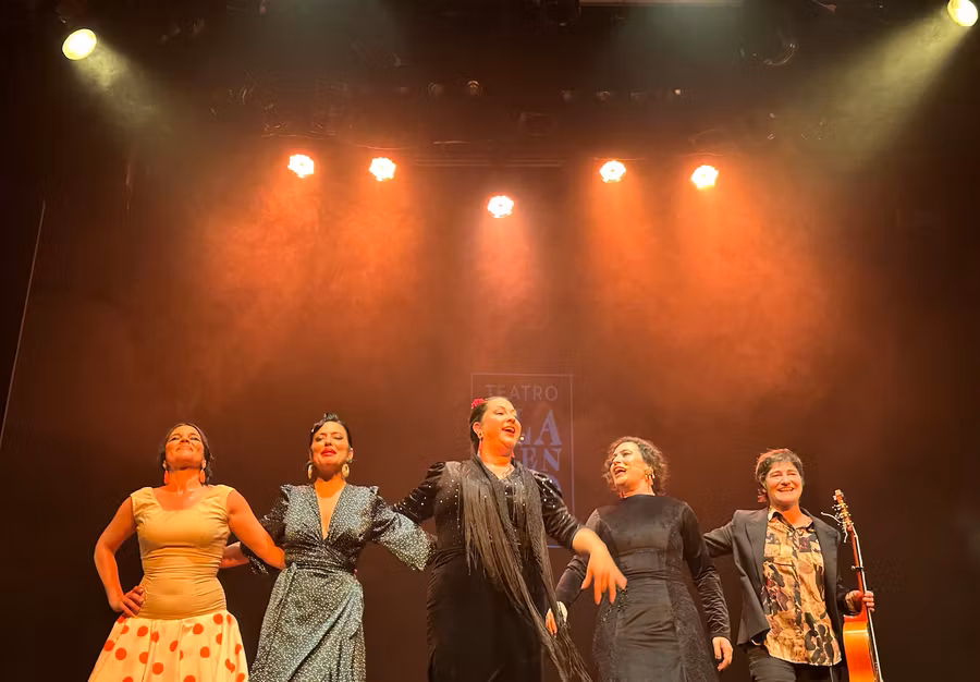 Conjunto flamenco femenino del espectáculo Emociones: con voz de mujer.