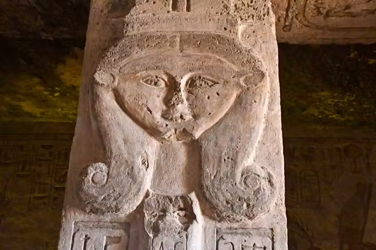 Capitel con la imagen de la diosa Hathor en el templo de Nefertari en Abu Simbel