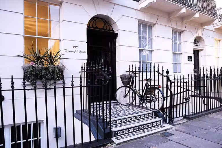Bonito portal con una bicicleta en el Barrio de Connaught un lugar ideal para ir de compras en londres