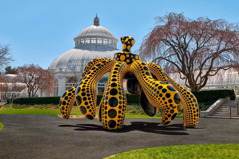Escultura de Kusama en el Jardín Botánico de Nueva York
