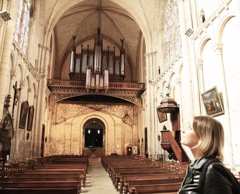 Interior de la iglesia de Santa Radegunda en Poitiers