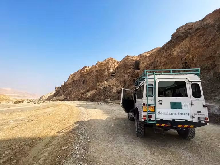Jeep en el desierto de Judea
