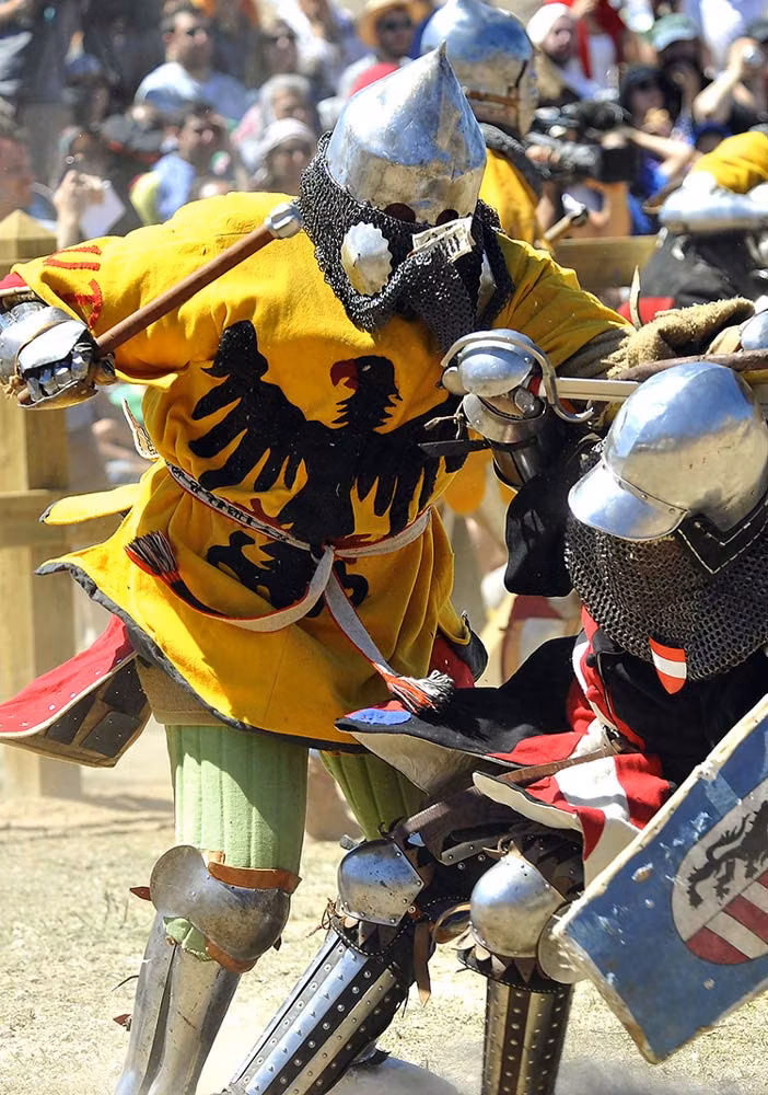 Luchador con atuendo medieval combatiendo en Belmonte