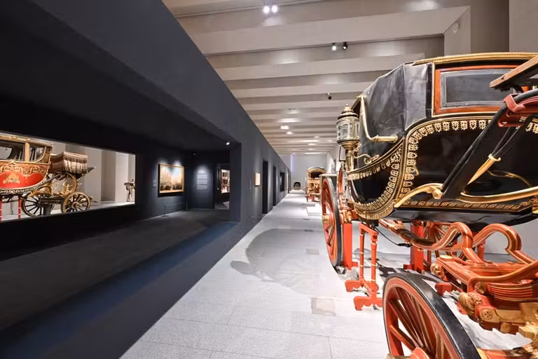 Sala de la exposición En Movimiento de la Galería de las Colecciones Reales.
