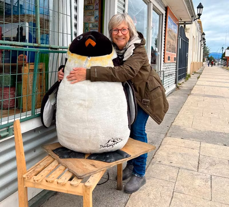 Sania con un pingüino en Puerto Natales.