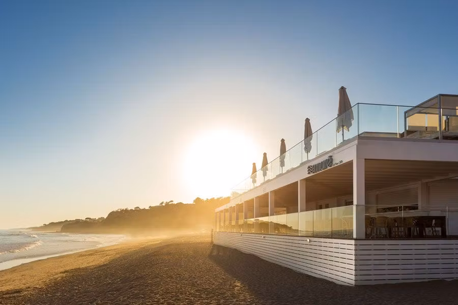 En restaurante Mare está situado en la playa.