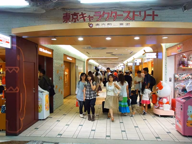 Calle bajo la Estación Central de Tokio.