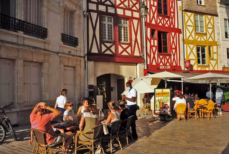 Almuerzo bajo las casas entramadas del casco histórico.