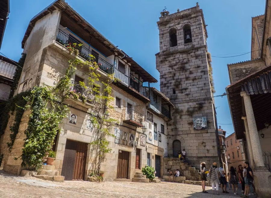 Reunión y juegos en la plaza de la Torre del Campanil.