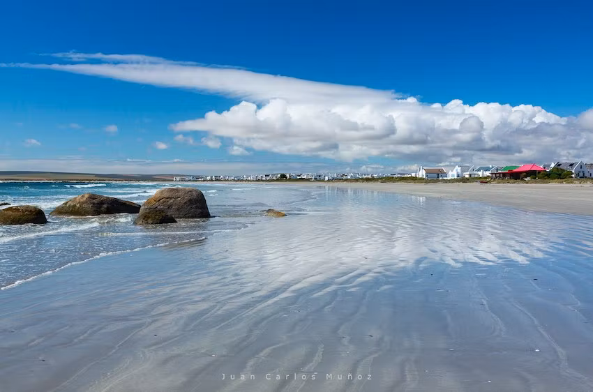 Playa del pueblo de Paternoster, en la costa oeste de Sudáfrica.