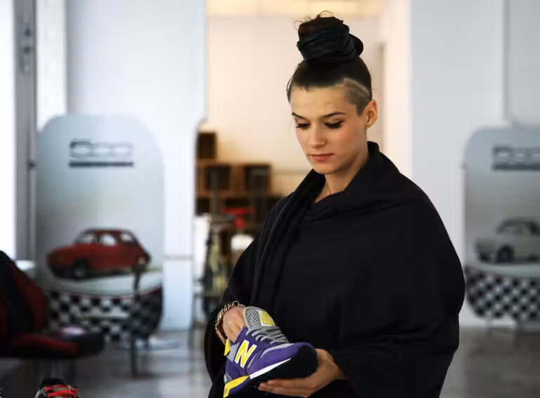 mujer en tienda de diseño de Varsovia