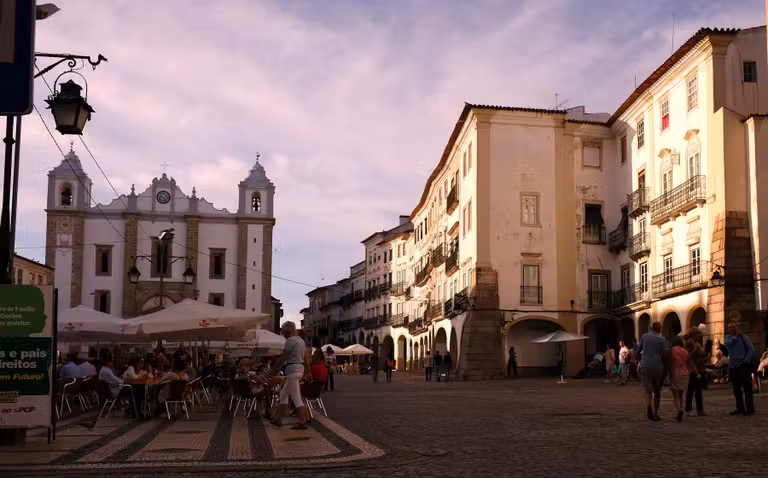 Praça do Giraldo, el centro social de Évora.