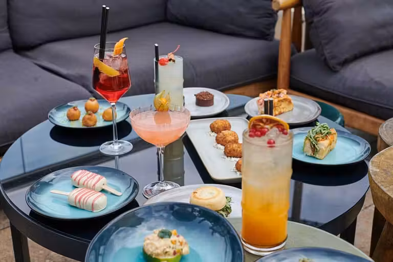 Cócteles y tapas de “Mordiscos by CEBO” en La Terraza del Urban