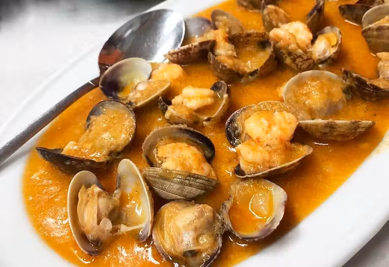 Almejas en Casa Manolo, un bar donde comer bien y barato en Conil
