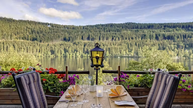 Desayunar con estas vistas al lago Titisee es inaugurar el día a lo grande.