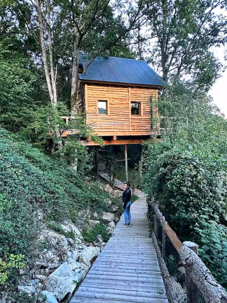 Pasarela del complejo de cabañas en los árboles Iratiko Kabiak.