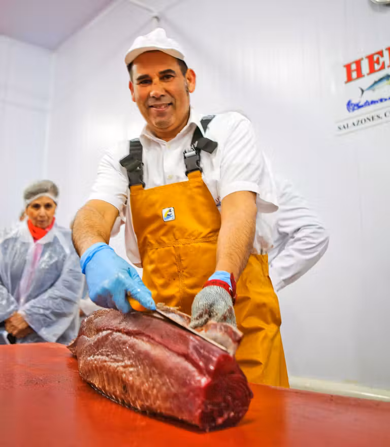 Empleado de Herpac cortando atún