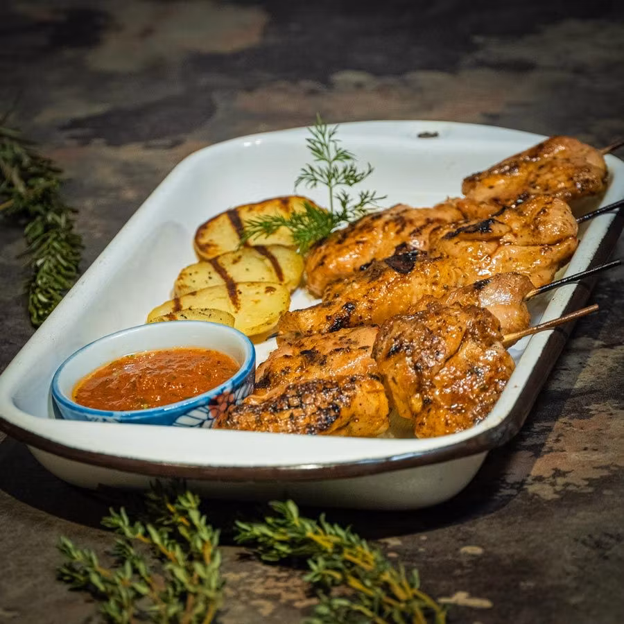 carne a la brasa en restaurante peruano humo