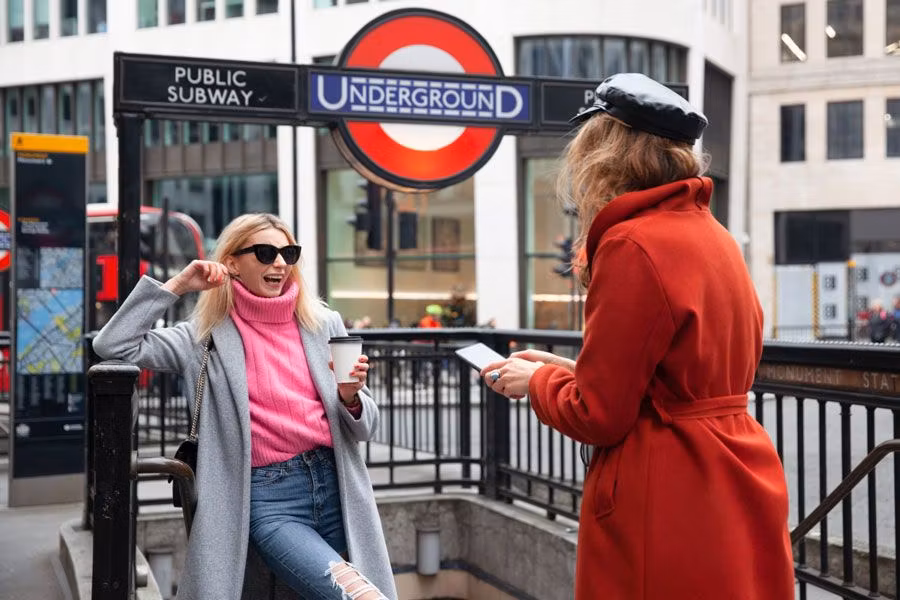 dos chicas con el móvil en el metro de Londres