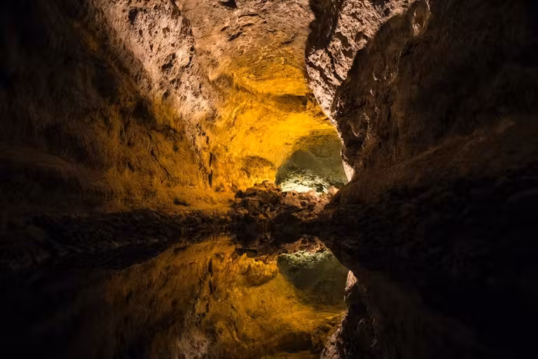 cueva de los verdes planes en lanzarote con amigas