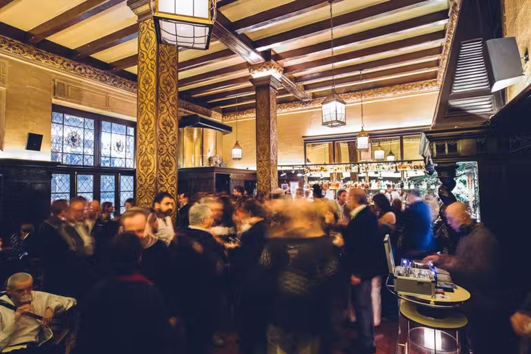 sala de la coctelería Cock