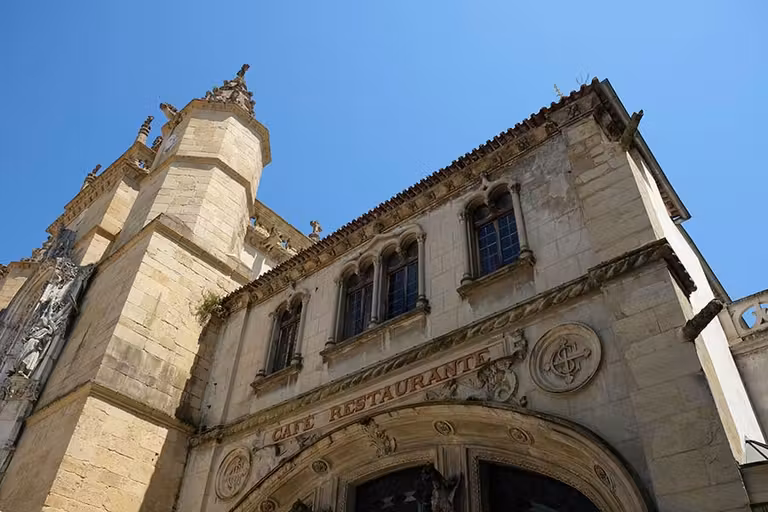 Visita los cafés históricos de Coimbra.