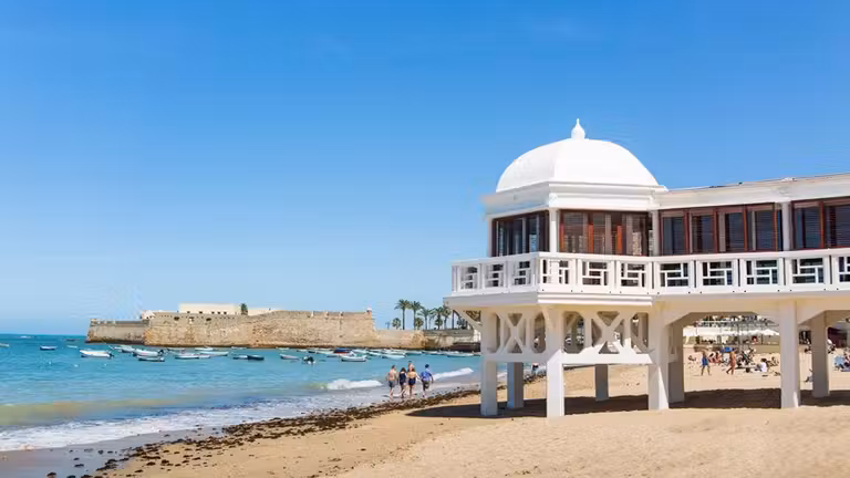 Balneario de Nuestra Señora de la Palma y del Real en La Caleta.