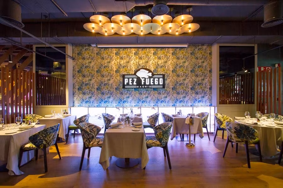 salon comer restaurante pez fuego