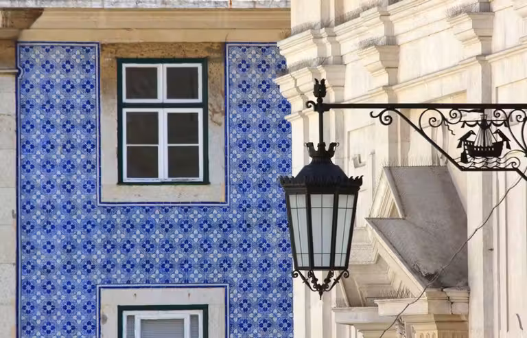 farola emblema lisboa barrio chiado