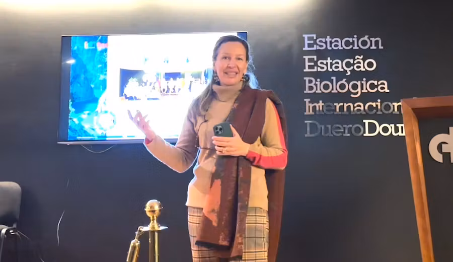 Susana G. Bonnail contando los proyectos ambientales que se llevan a cabo.