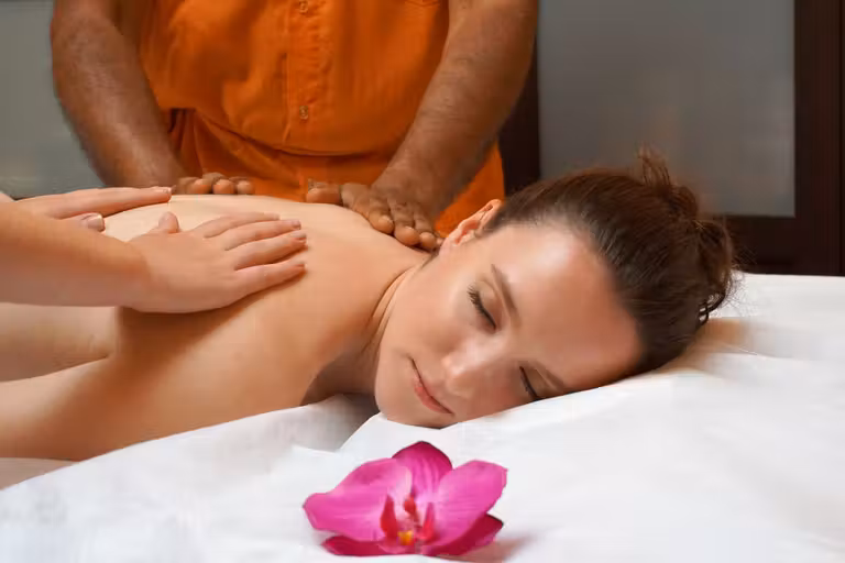 Mujer recibiendo un tratamiento Ayurveda en Kerala.