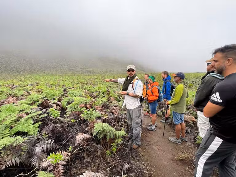 guía explicando la flora en las islas Galápagos