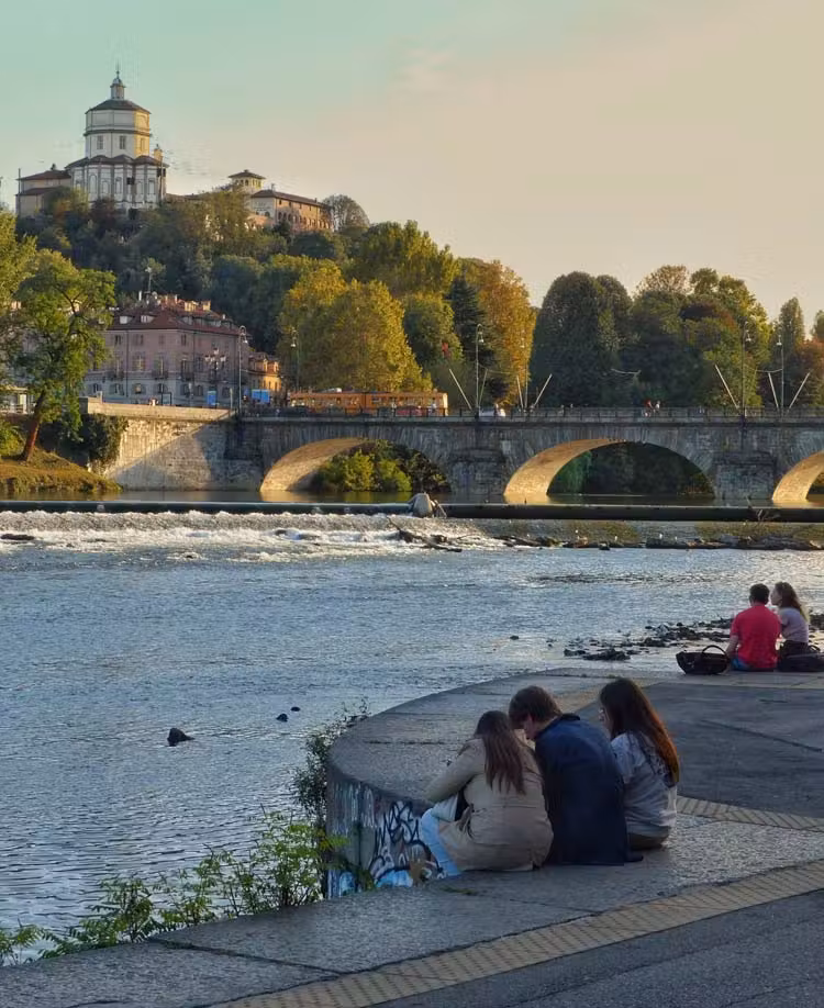 La ribera occidental del río Po reúne a grupos de estudiantes.