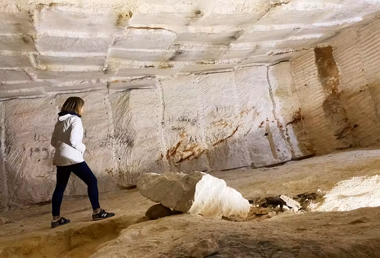 Una joven en el interior de la Galería El Pozo, en las canteras de Burgos