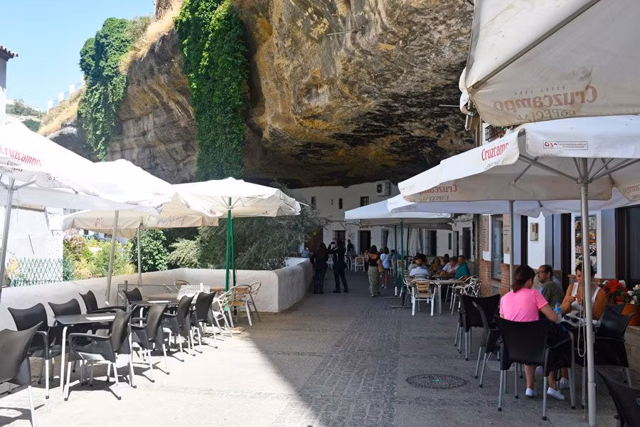terrazas para tomar algo en Setenil de las Bodegas en la calle Cuevas del Sol