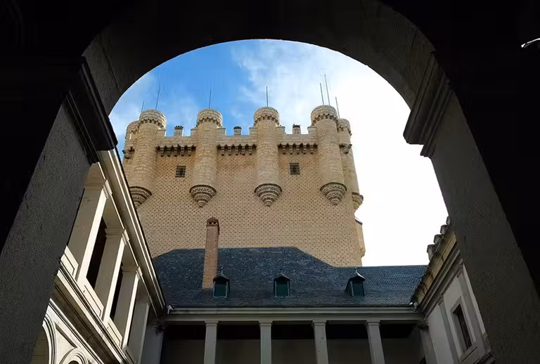 Torre de Juan II vista desde el Patio de Armas.