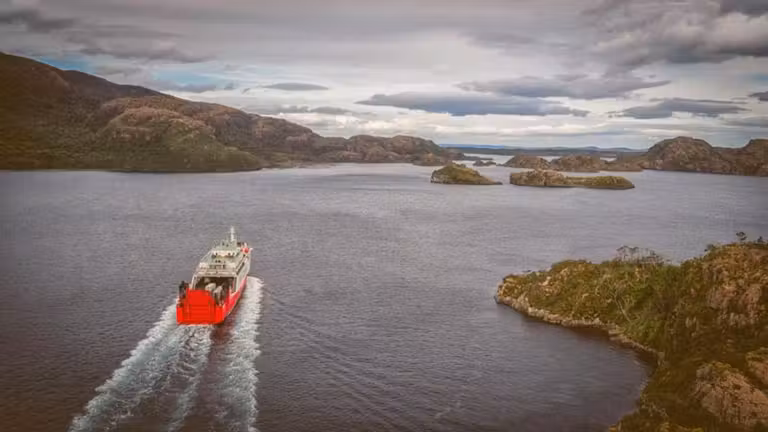 Barco de Navimag por los fiordos chilenos.