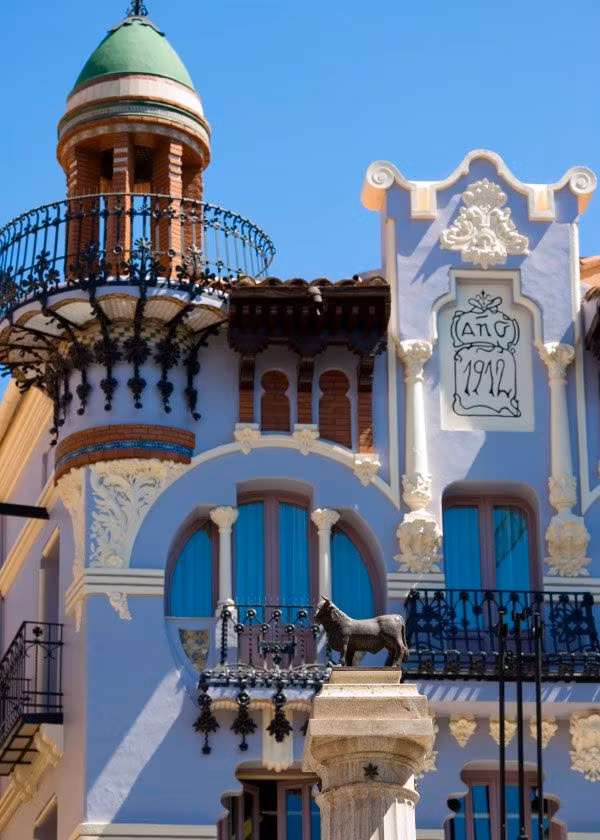 Plaza del Torico con una fachada modernista.