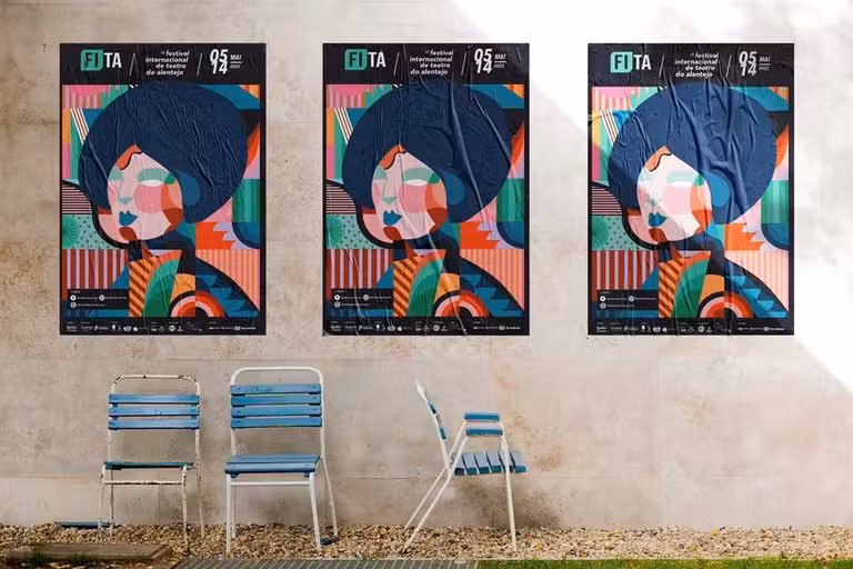 Carteles del Festival Internacional de Teatro del Alentejo 2022 pegados en una pared.