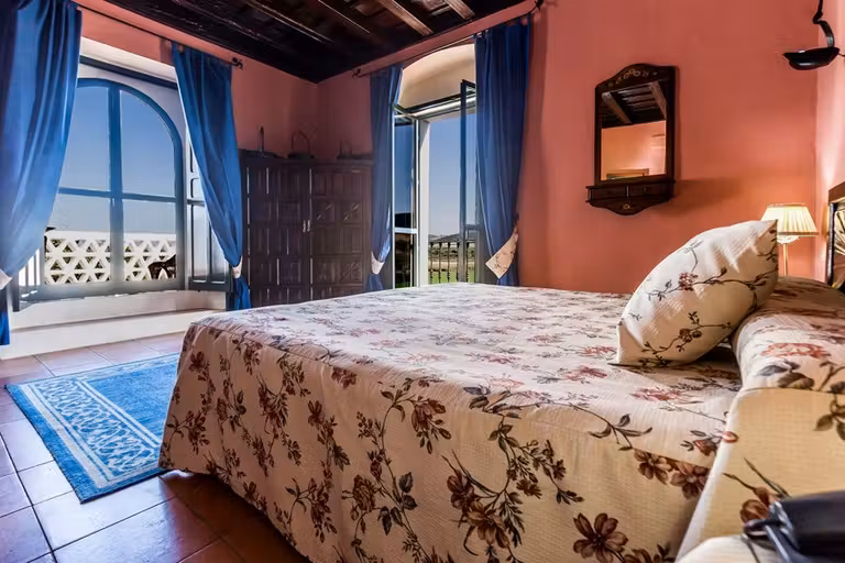 habitación de hotel con vistas